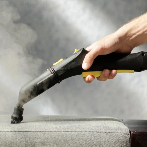 Application de vapeur haute température sur un matelas à l’aide d’un appareil professionnel, pour éliminer efficacement les punaises de lit et leurs œufs.